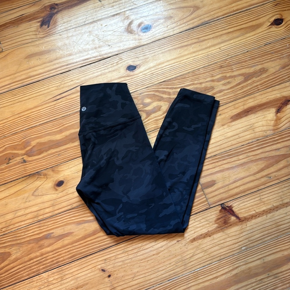 Lululemon Athletica Black Camo Wunder Under Pants Size 6, excellent condition